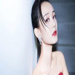 公交车上年轻人妻HD：都市生活中的社交观察与思考